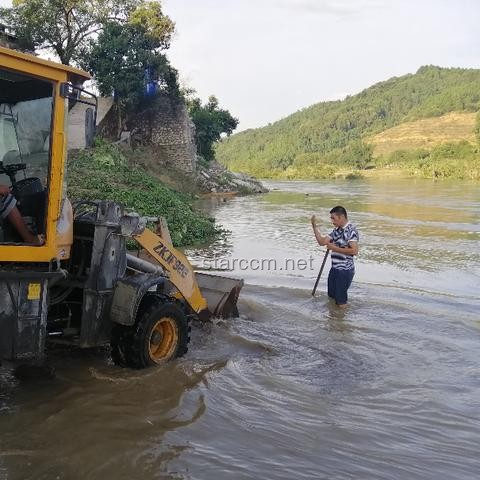 开着挖机游全国遇山洪紧急救援案例分析